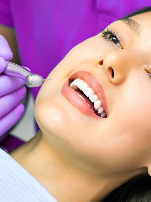 mujer echada en sillon dental