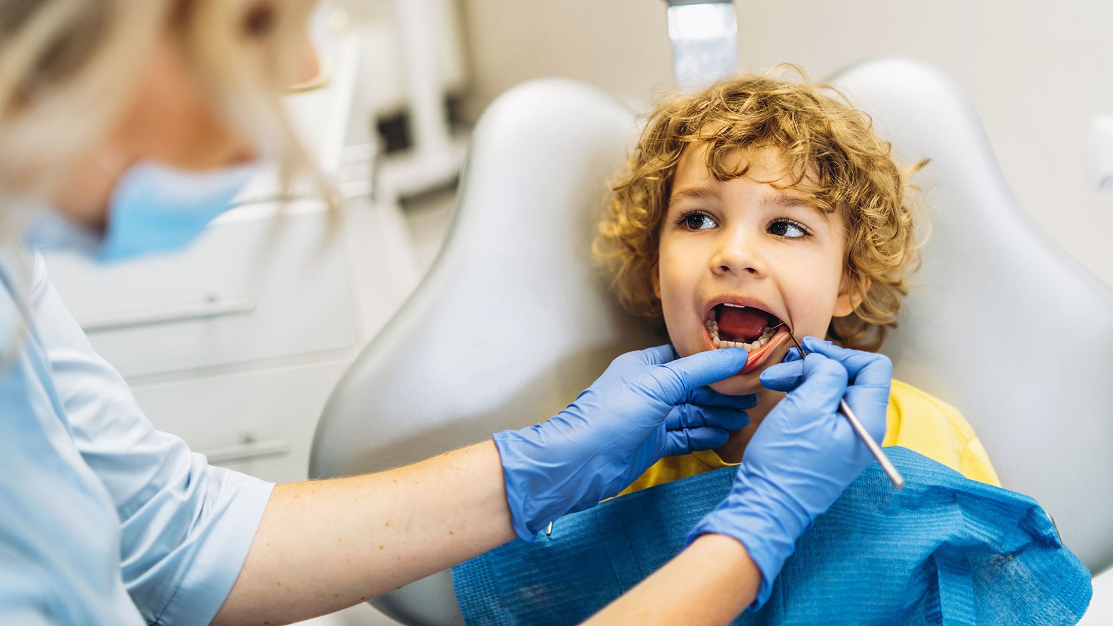 odontopediatra en el servicio de Odontopediatría atendiendo niños.